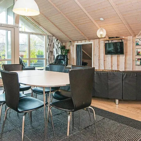 Holiday home Three-bedroom In 55 Hemmet