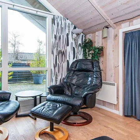 Holiday home Three-bedroom In 55 *